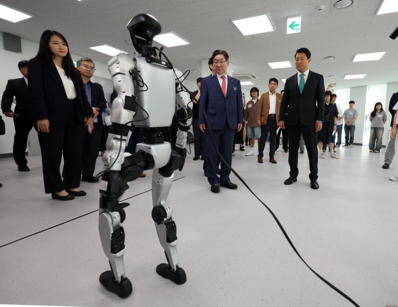 [서울=뉴시스] 이영환 기자 = 오세훈 서울시장과 김동원 고려대학교 총장이 25일 오후 서울 성북구 고려대학교 미래융합기술관 대강당에서 열리는 이제는 이공계 전성시대 포럼 참석에 앞서 정운오IT교양관을 찾아 스마트모빌리티학부 학생들의 로봇 시연을 살펴보고 있다. 2025.09.25. 20hwan@newsis.com