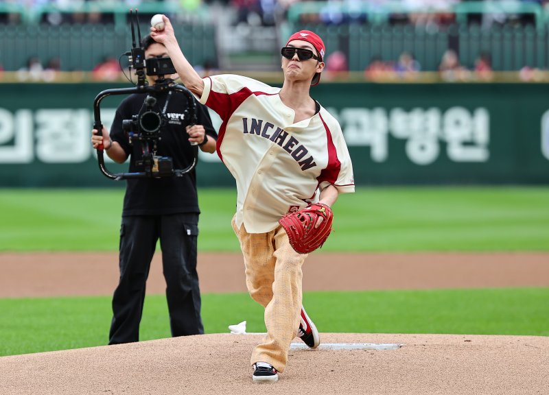 최현욱, 어린이 시타자 앞 강속구 시구 사과 떨려서 야구공이 빠져  