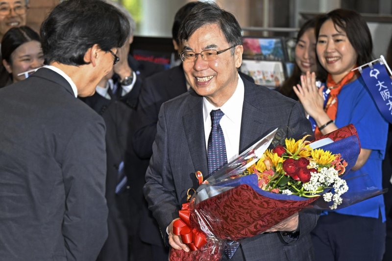 [오사카=AP/뉴시스] 7일 일본 오사카 인근 스이타에서 노벨 생리의학상 수상자인 사카구치 시몬 오사카대 석좌교수가 꽃다발을 받고 있다. 사카구치 교수는 메리 E. 브렁코 미국 시애틀 시스템생물학 연구소 선임 연구원, 프레드 램즈델 샌프란시스코 소노마 바이오테라퓨틱스 과학 고문과 함께 전날 스웨덴 노벨위원회가 발표한 올해 생리의학상 공동 수상자로 선정됐다. 2025.10.07.