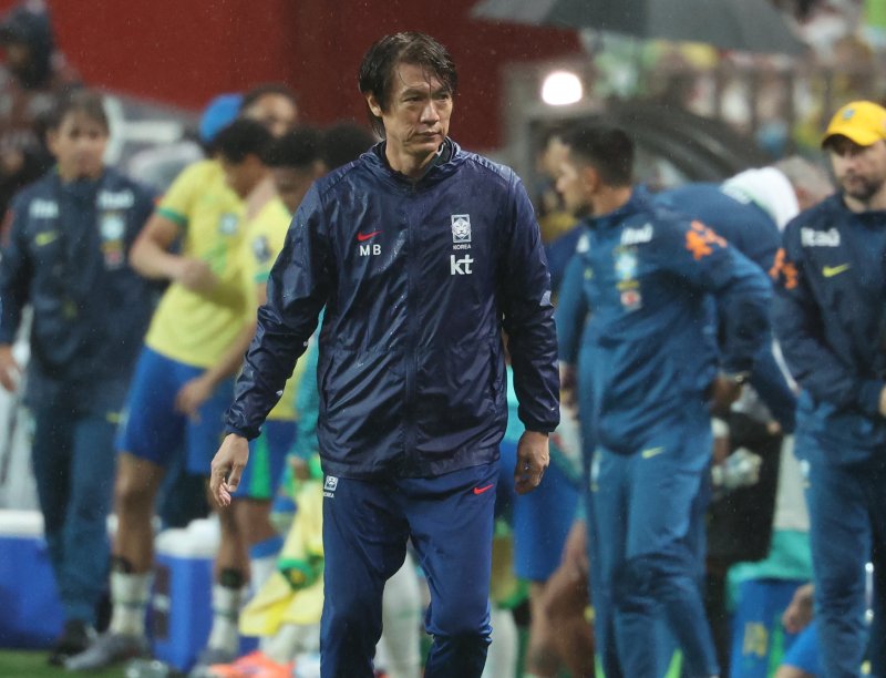 지난 10일 서울 마포구 서울월드컵경기장에서 열린 남자 축구 국가대표 10월 A매치 친선전 대한민국과 브라질의 경기, 5-0으로 패배한 한국 홍명보 감독이 경기가 끝난 뒤 발걸음을 옮기고 있다. 뉴시스