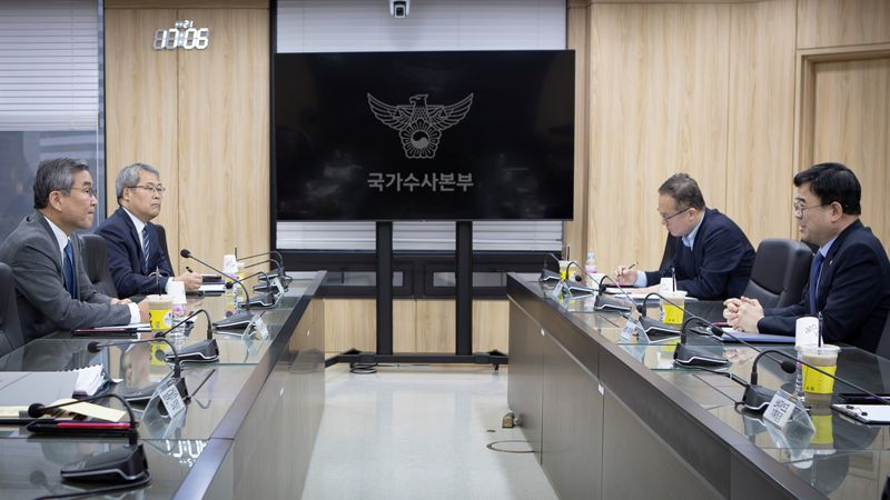 지난 10일 오후 서울 종로구 경찰청에서 이상경 국토교통부 1차관(오른쪽 첫번째)이 박성주 국가수사본부장(왼쪽 첫번째)과 간담회를 갖고 ‘가격 띄우기’ 등 부동산 범죄행위 근절을 위한 양 기관 간 협조 방안을 논의하고 있다. 국토부 제공