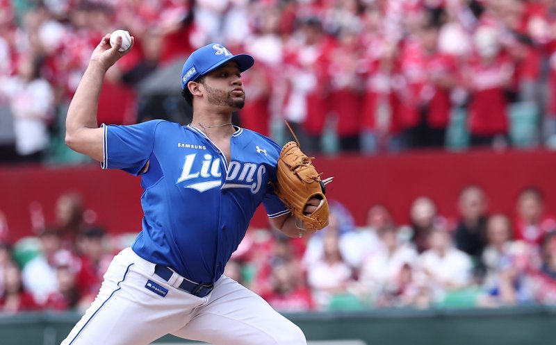 11일 오후 인천 SSG 랜더스필드에서 열린 프로야구 2025 신한 SOL뱅크 KBO 준플레이오프 2차전 삼성 라이온즈와 SSG 랜더스의 경기, 삼성 선발 가라비토가 역투하고 있다. 2025.10.11/뉴스1 ⓒ News1 김성진 기자