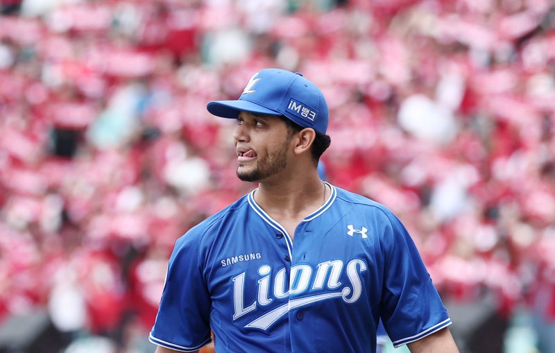 11일 오후 인천 SSG 랜더스필드에서 열린 프로야구 2025 신한 SOL뱅크 KBO 준플레이오프 2차전 삼성 라이온즈와 SSG 랜더스의 경기, 삼성 선발 가라비토가 3회말 수비를 마친 후 더그아웃으로 향하고 있다. 2025.10.11/뉴스1 ⓒ News1 김성진 기자