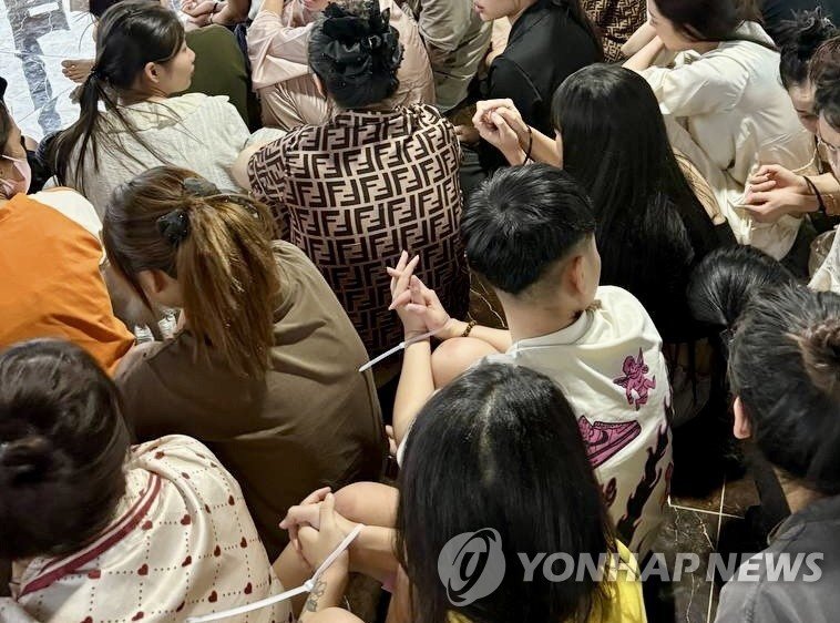 캄보디아 경찰의 온라인 사기 작업장 단속 (출처=연합뉴스)