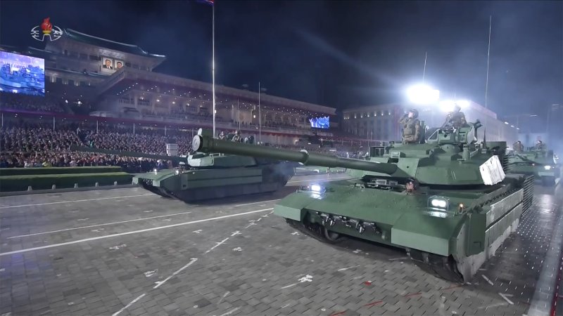 북한 노동당 창건 80주년 경축 열병식이 지난 10일 평양 김일성광장에서 진행됐다고 조선중앙TV가 11일 보도했다. 열병식에 등장한 신형 전차 '천마-20'. 조선중앙TV 캡처