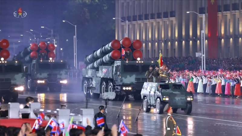 북한 노동당 창건 80주년 경축 열병식이 지난 10일 평양 김일성광장에서 진행됐다고 조선중앙TV가 11일 보도했다. 조선중앙TV 캡처