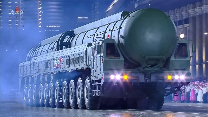 북한 노동당 창건 80주년 경축 열병식이 지난 10일 평양 김일성광장에서 진행됐다고 조선중앙TV가 11일 보도했다. 사진은 신형 대륙간탄도미사일(ICBM) 화성-20형. 조선중앙TV 캡처