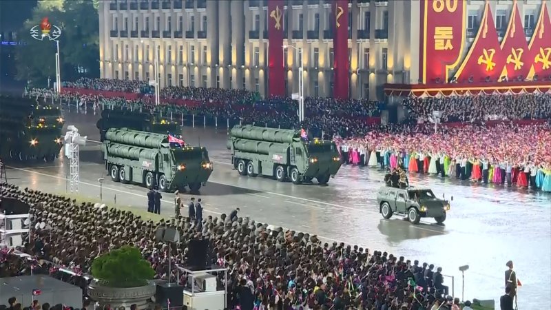 지난 10일 평양 김일성광장에서 노동당 창건 80주년 경축 열병식이 성대히 거행됐다고 조선중앙TV가 11일 보도했다. 조선중앙TV 캡처