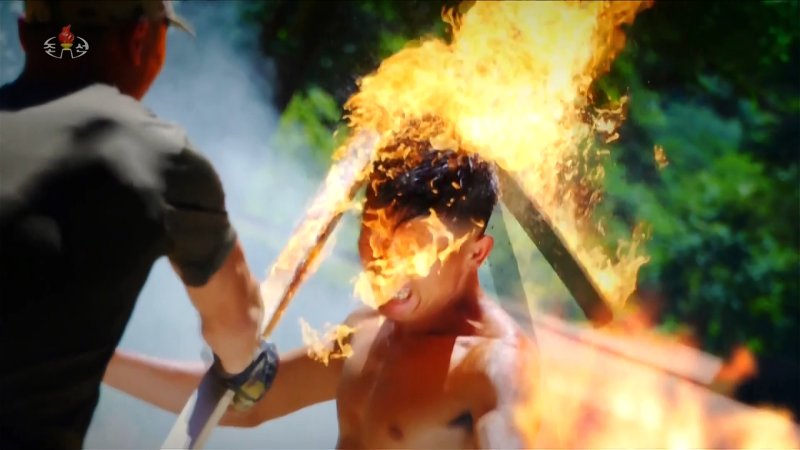 지난 10일 평양 김일성광장에서 열린 북한 조선노동당 창건 80주년 경축 열병식에서 특수부대가 훈련하는 모습을 담은 영상이 상영됐다. 한 군인이 불붙은 몽둥이를 머리로 깨고 있다. 조선중앙TV 캡처