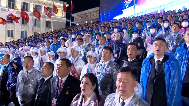 지난 10일 평양 김일성광장에서 열린 북한 조선노동당 창건 80주년 경축 열병식에서 비가 거세게 내리고 있다. 관람 주민들에게 비옷이 다 지급되지 못한 듯 일부 주민들은 비에 흠뻑 젖은 채 관람하는 모습이다. 조선중앙TV 캡처