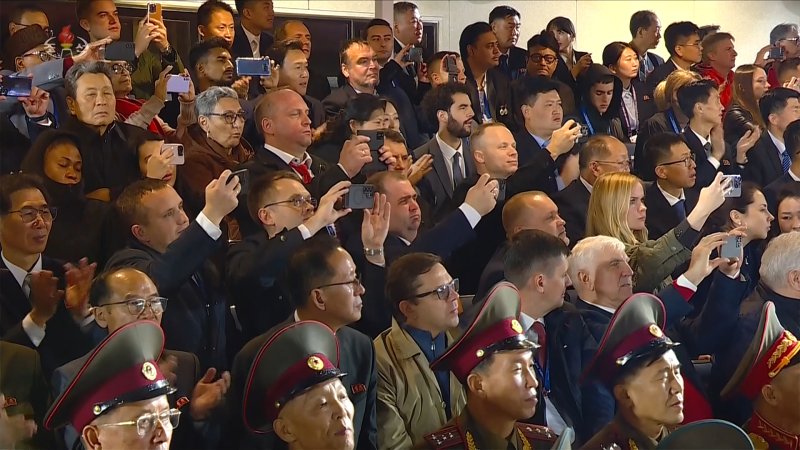 지난 10일 평양 김일성광장에서 열린 북한 조선노동당 창건 80주년 경축 열병식에서 외국인들이 스마트폰을 들고 행사를 촬영하고 있다. 조선중앙TV 캡처