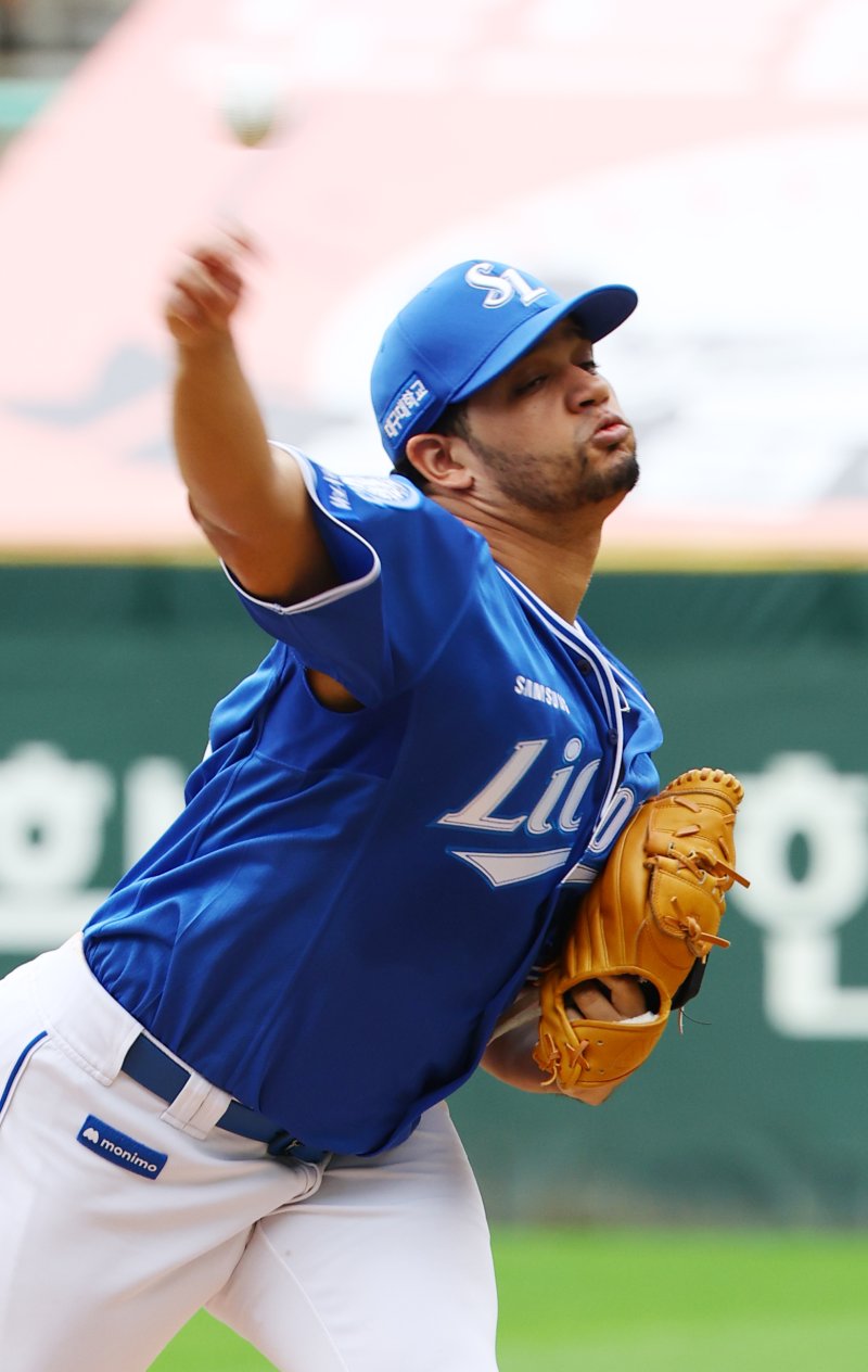 [서울=뉴시스] 박주성 기자 = 11일 인천 미추홀구 SSG랜더스필드에서 열린 2025 KBO 포스트시즌 준플레이오프 2차전 삼성 라이온즈와 SSG 랜더스의 경기, 섬성 선발 가라비토가 역투하고 있다. 2025.10.11. park7691@newsis.com