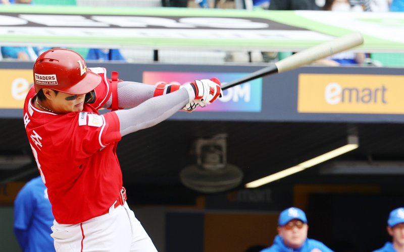 [서울=뉴시스] 박주성 기자 = 11일 인천 미추홀구 SSG랜더스필드에서 열린 2025 KBO 포스트시즌 준플레이오프 2차전 삼성 라이온즈와 SSG 랜더스의 경기, 2회말 원아웃 SSG 고명준이 솔로 홈런을 치고 있다. 2025.10.11. park7691@newsis.com