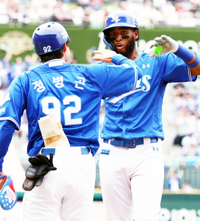 [서울=뉴시스] 박주성 기자 = 11일 인천 미추홀구 SSG랜더스필드에서 열린 2025 KBO 포스트시즌 준플레이오프 2차전 삼성 라이온즈와 SSG 랜더스의 경기, 4회초 원아웃 주자 2, 3루에서 삼성 디아즈가 2타점 적시타를 치고 환호하고 있다. 2025.10.11. park7691@newsis.com