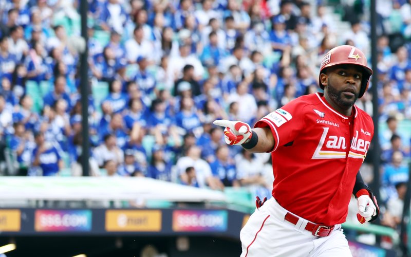 [서울=뉴시스] 박주성 기자 = 11일 인천 미추홀구 SSG랜더스필드에서 열린 2025 KBO 포스트시즌 준플레이오프 2차전 삼성 라이온즈와 SSG 랜더스의 경기, 5회말 투아웃 주자 3루에서 SSG 에레디아가 1타점 적시타를 치고 있다. 2025.10.11. park7691@newsis.com