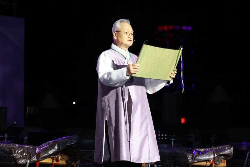 지난 11일 2025영동세계국악엑스포 공동조직위원장으로 활동한 윤영달 크라운해태 회장이 영동군 영동읍 매천리 엑스포 주무대에서 미래 비전 '국악문화도시 No1 영동'을 선포하면서 국악의 세계화 필요성을 강조하고 있다. 영동군 제공