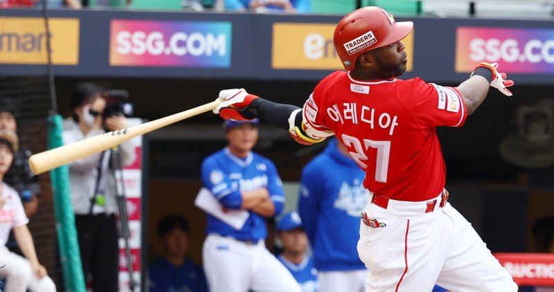 [서울=뉴시스] 박주성 기자 = 11일 인천 미추홀구 SSG랜더스필드에서 열린 2025 KBO 포스트시즌 준플레이오프 2차전 삼성 라이온즈와 SSG 랜더스의 경기, 5회말 투아웃 주자 3루에서 SSG 에레디아가 1타점 적시타를 치고 있다. 2025.10.11. park7691@newsis.com