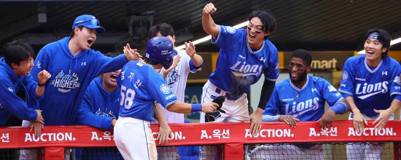 [서울=뉴시스] 박주성 기자 = 11일 인천 미추홀구 SSG랜더스필드에서 열린 2025 KBO 포스트시즌 준플레이오프 2차전 삼성 라이온즈와 SSG 랜더스의 경기, 9회초 원아웃 주자 2루에서 삼성 강민호 동점 적시타 때 2루에 있던 주자 김지찬이 홈을 밟고 팀 동료들과 기쁨을 나누고 있다. 2025.10.11. park7691@newsis.com