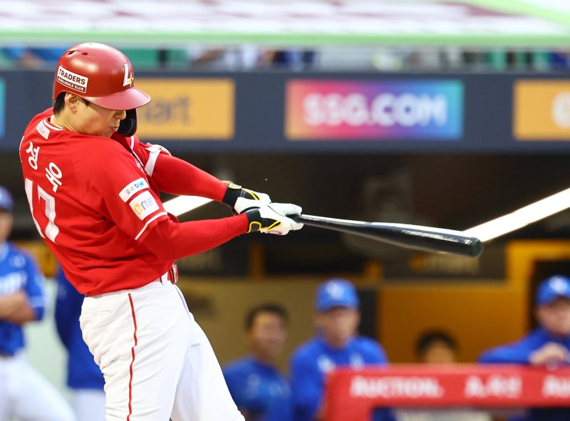 [서울=뉴시스] 박주성 기자 = 11일 인천 미추홀구 SSG랜더스필드에서 열린 2025 KBO 포스트시즌 준플레이오프 2차전 삼성 라이온즈와 SSG 랜더스의 경기, 9회말 원아웃 SSG 김성욱이 굿바이 홈런을 치고 있다. 2025.10.11. park7691@newsis.com