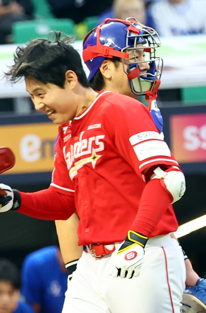 [서울=뉴시스] 박주성 기자 = 11일 인천 미추홀구 SSG랜더스필드에서 열린 2025 KBO 포스트시즌 준플레이오프 2차전 삼성 라이온즈와 SSG 랜더스의 경기, 9회말 원아웃 SSG 김성욱이 굿바이 홈런을 치고 있다. 2025.10.11. park7691@newsis.com