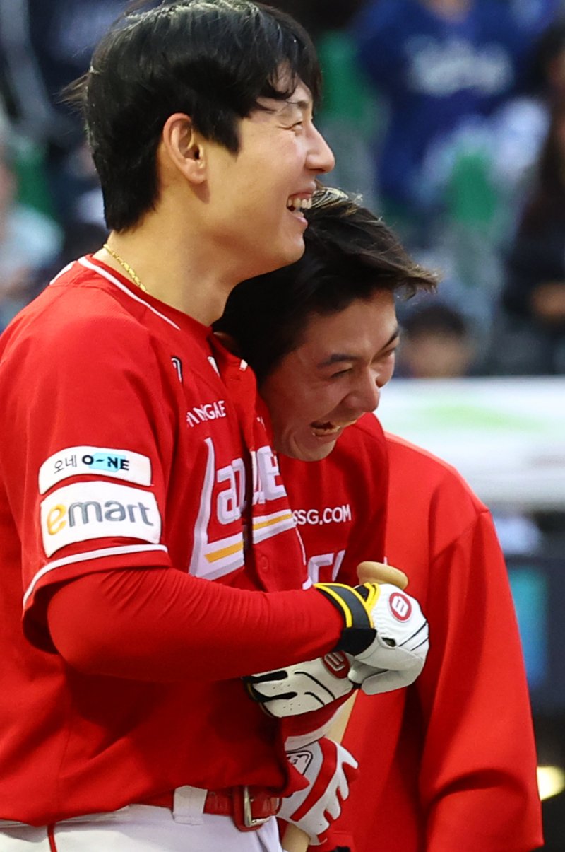 [서울=뉴시스] 박주성 기자 = 11일 인천 미추홀구 SSG랜더스필드에서 열린 2025 KBO 포스트시즌 준플레이오프 2차전 삼성 라이온즈와 SSG 랜더스의 경기, 9회말 원아웃 SSG 김성욱이 굿바이 홈런을 치고 팀 동료들과 기쁨을 나누고 있다. 2025.10.11. park7691@newsis.com