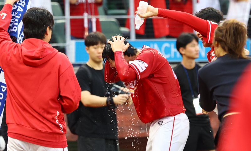 [서울=뉴시스] 박주성 기자 = 11일 인천 미추홀구 SSG랜더스필드에서 열린 2025 KBO 포스트시즌 준플레이오프 2차전 삼성 라이온즈와 SSG 랜더스의 경기, 9회말 원아웃 SSG 김성욱이 굿바이 홈런을 치고 팀 동료들의 물세례를 받고 있다. 2025.10.11. park7691@newsis.com
