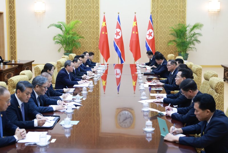 [평양=신화/뉴시스] 박태성 북한 내각총리와 리창 중국 국무원 총리가 11일 북한 평양 만수대의사당에서 회담하고 있다. 2025.10.11.
