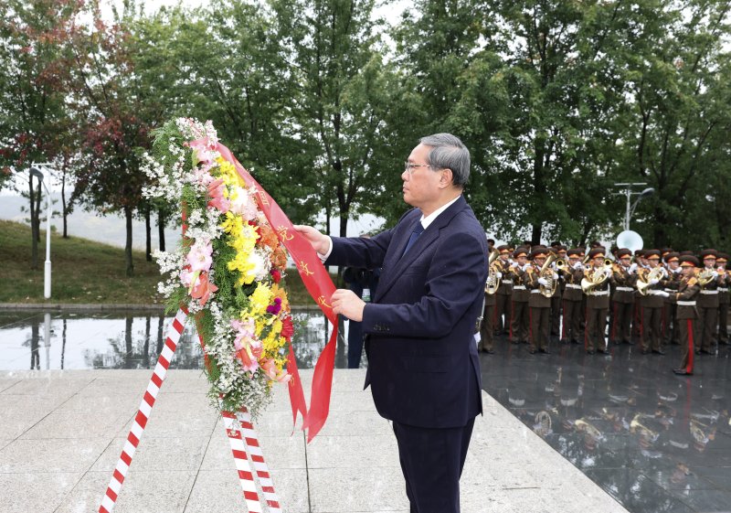 [평양=신화/뉴시스] 리창 중국 국무원 총리가 10일 북한 안주에서 '항미원조 전쟁(한국전쟁)'에 참전했던 중국인민지원군(중공군) 전사자들을 참배하고 있다. 리 총리는 북한 노동당 창건 80주년 기념행사 참석차 북한을 방문했다. 2025.10.11.