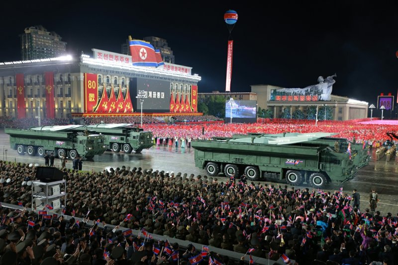 북한 노동당 기관지 노동신문은 10일 평양 김일성광장에서 북한 노동당 창건 80주년 기념 열병식이 진행됐다고 11일 보도했다. 사진은 신형 극초음속 단거리탄도미사일(SRBM)인 '화성-11마'. 노동신문 캡처