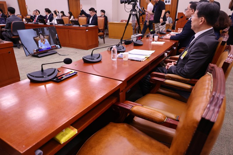 [서울=뉴시스] 김명년 기자 = 30일 오후 서울 여의도 국회 법제사법위원회에서 열린 조희대 대법원장 대선개입 의혹 관련 긴급현안 청문회가 조 대법원장 없이 진행되고 있다. 2025.09.30. kmn@newsis.com