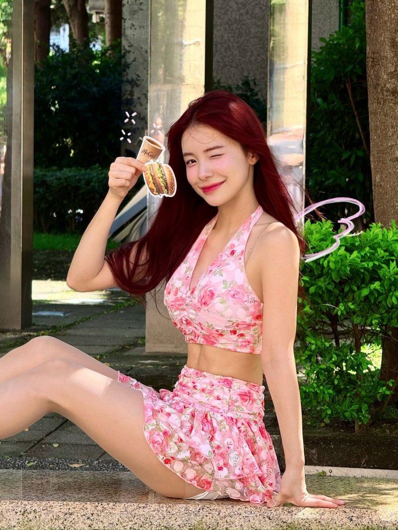 건강미 넘치는 복근 뽐낸 치어리더