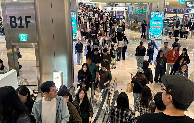 10월 황금연휴 기간 잠실 메이저 바카라사이트월드몰을 찾은 메이저 바카라사이트 및 내국인 고객들의 모습.(메이저 바카라사이트백화점 제공).