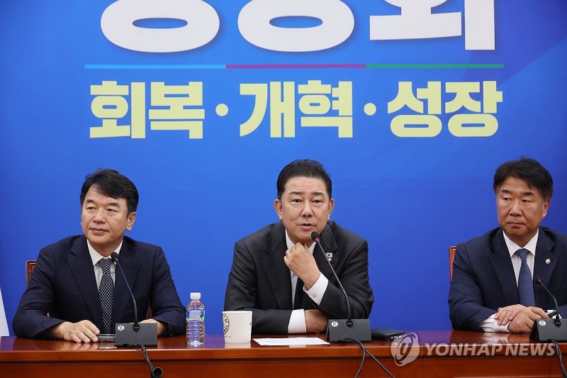 국정감사 증인채택 관련 브리핑하는 김병기 원내대표 (출처=연합뉴스)