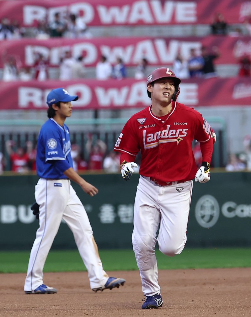 11일 오후 인천 바카라사이트 유니벳 랜더스필드에서 열린 프로야구 2025 신한 SOL뱅크 KBO 준플레이오프 2차전 삼성 라이온즈와 바카라사이트 유니벳 랜더스의 경기, 바카라사이트 유니벳 김성욱이 9회말 1사 끝내기 솔로홈런을 날린 후 포효하고 있다. 2025.10.11/뉴스1 ⓒ News1 김성진 기자