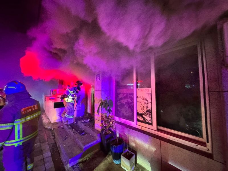 11일 오후 가평군의 한 횟집에서 화재가 발생해 일가족 4명이 숨지는 사고가 발생했다. 경기도북부소방재난본부 제공