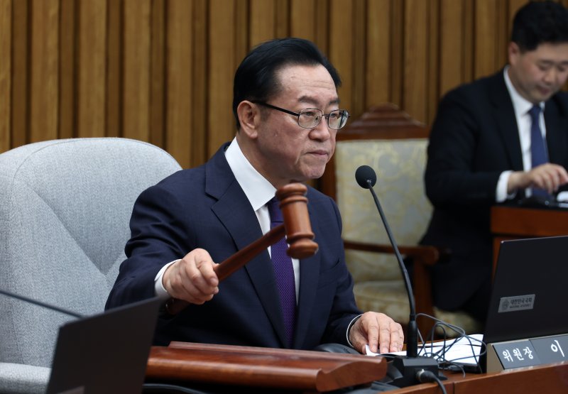 [서울=뉴시스] 고승민 기자 = 지난 6월18일 서울 여의도 국회에서 열린 정무위원회의 국무총리(김민석) 임명동의에 관한 인사청문특별위원회 제1차 전체회의에서 이종배 특위 위원장이 의사봉을 두드리고 있다. 2025.010.12. kkssmm99@newsis.com