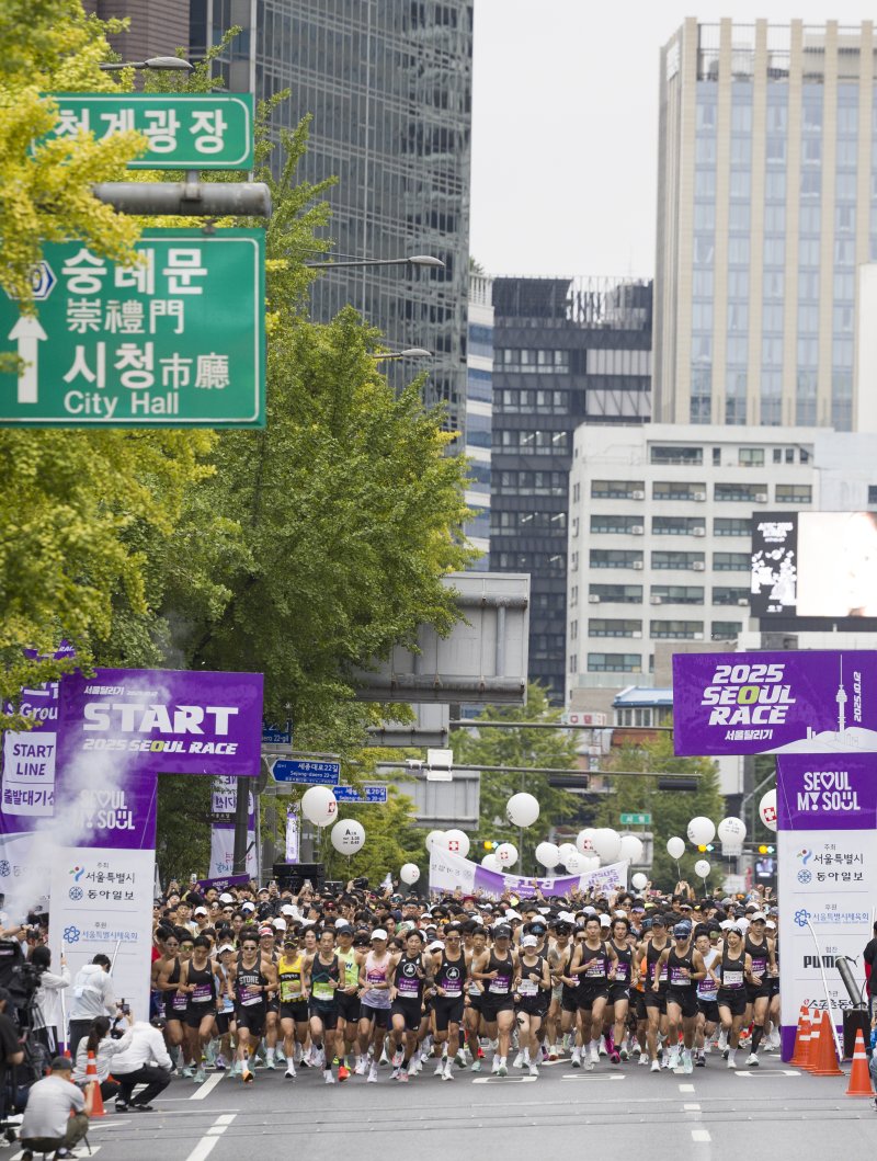 [서울=뉴시스] 김근수 기자 = 12일 오전 서울 종로구 세종대로에서 열린 '2025 서울레이스 마라톤’에서 하프부문 참가자들이 출발선에서 출발하고 있다. 2025.10.12. ks@newsis.com