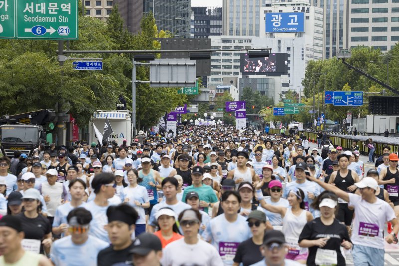 [서울=뉴시스] 김근수 기자 = 12일 오전 서울 종로구 세종대로에서 열린 '2025 서울레이스 마라톤’에서 하프부문 참가자들이 출발선에서 출발하고 있다. 2025.10.12. ks@newsis.com