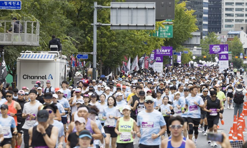[서울=뉴시스] 김근수 기자 = 12일 오전 서울 종로구 세종대로에서 열린 '2025 서울레이스 마라톤’에서 하프부문 참가자들이 출발선에서 출발하고 있다. 2025.10.12. ks@newsis.com