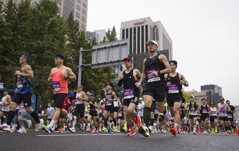 [서울=뉴시스] 김근수 기자 = 12일 오전 서울 종로구 세종대로에서 열린 '2025 서울레이스 마라톤’에서 하프부문 참가자들이 출발선에서 출발하고 있다. 2025.10.12. ks@newsis.com