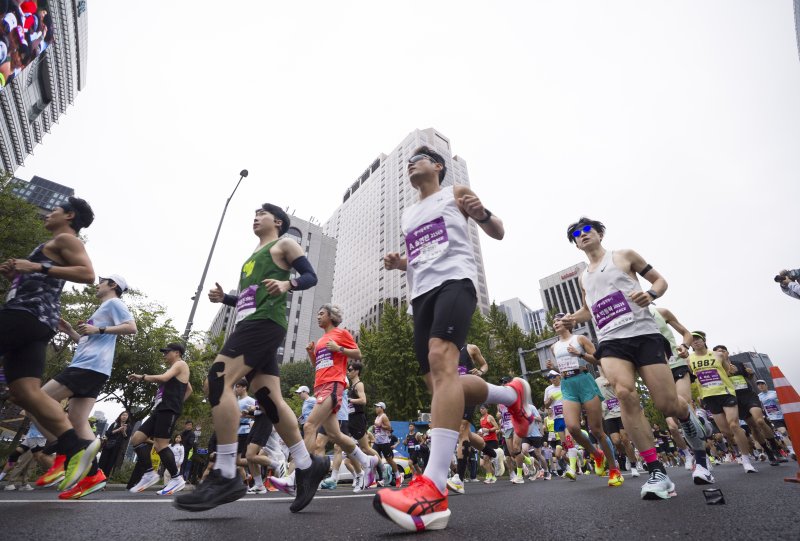 [서울=뉴시스] 김근수 기자 = 12일 오전 서울 종로구 세종대로에서 열린 '2025 서울레이스 마라톤’에서 하프부문 참가자들이 출발선에서 출발하고 있다. 2025.10.12. ks@newsis.com