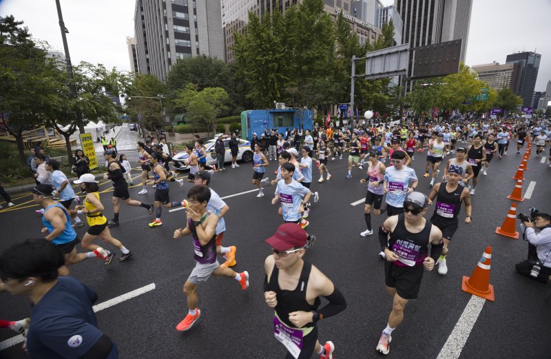 [서울=뉴시스] 김근수 기자 = 12일 오전 서울 종로구 세종대로에서 열린 '2025 서울레이스 마라톤’에서 하프부문 참가자들이 출발선에서 출발하고 있다. 2025.10.12. ks@newsis.com