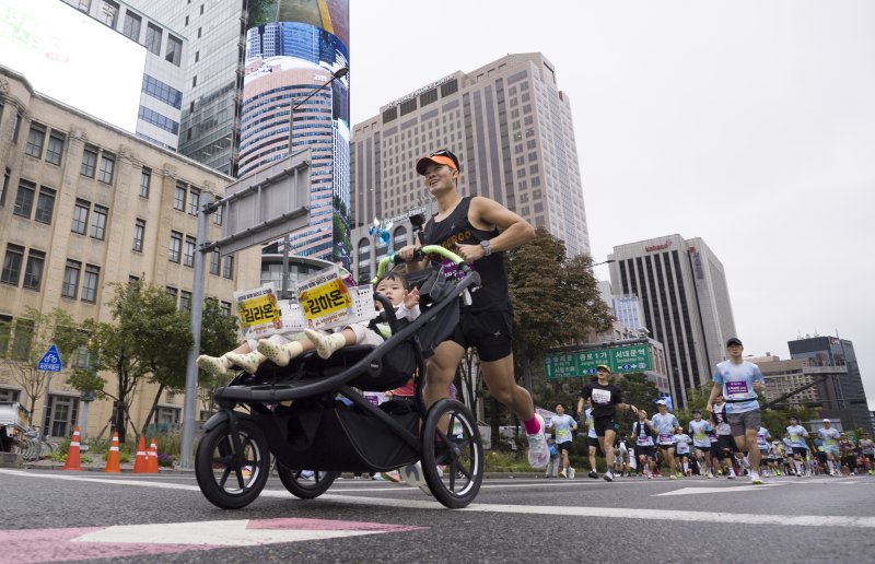 [서울=뉴시스] 김근수 기자 = 12일 오전 서울 종로구 세종대로에서 열린 '2025 서울레이스 마라톤’에서 하프부문 참가자들이 출발선에서 출발하고 있다. 2025.10.12. ks@newsis.com
