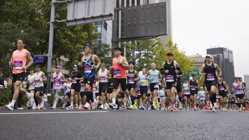 [서울=뉴시스] 김근수 기자 = 12일 오전 서울 종로구 세종대로에서 열린 '2025 서울레이스 마라톤’에서 하프부문 참가자들이 출발선에서 출발하고 있다. 2025.10.12. ks@newsis.com