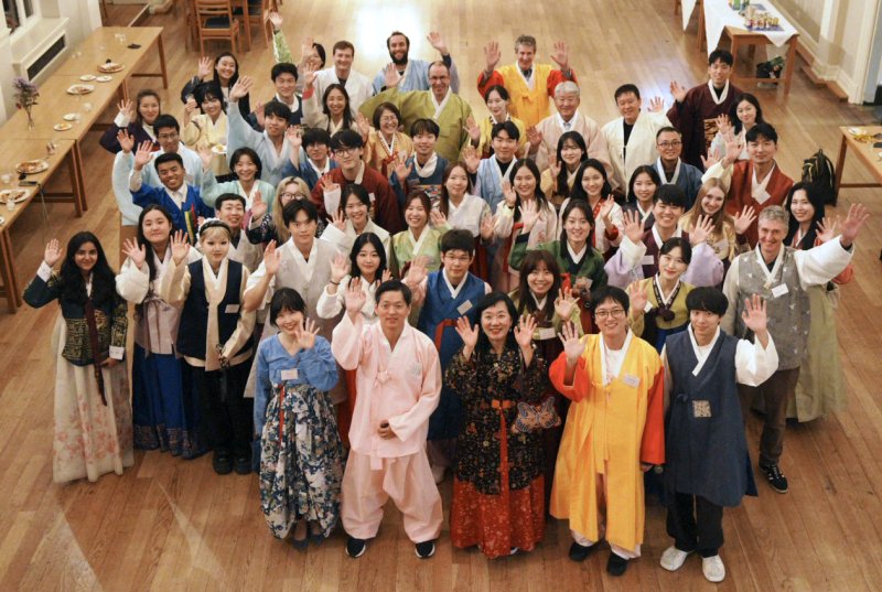 [서울=뉴시스] 추상철 기자 = 주영한국문화원은 바카라사이트 벳무브대학교 한인 회장단과 협력해 지난 11일 영국 바카라사이트 벳무브 대학에서 ‘바카라사이트 벳무브 한국의 날: 세미나 & 한복 포멀 디너’ 행사를 열었다고 12일 밝혔다. (사진= 주영한국문화원 제공) 2025.10.12. photo@newsis.com *재판매 및 DB 금지