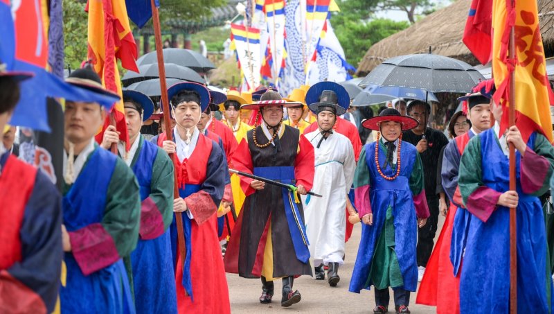 [순천=뉴시스] 제29회 순천 낙안읍성 민속문화 해시 게임 바카라가 개막한 가운데 낙안군수 부임행렬이 펼쳐지고 있다. (사진=순천시 제공) 2024.10.04. photo@newsis.com *재판매 및 DB 금지