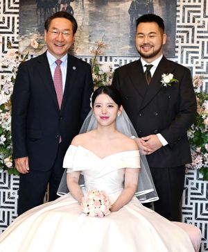 유정복 인천시장이 11일 하버파크호텔에서 아이플러스(i+) 맺어드림 1호커플 결혼식에 참석해 축하인사를 하고 기념촬영을 하고 있다. 인천시 제공.