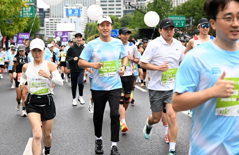 [서울=뉴시스]오세훈 서울시장이 12일 청계광장 일대에서 열린 ‘라이브 바카라 2025’에 참여해 시민들과 함께 달리고 있다.