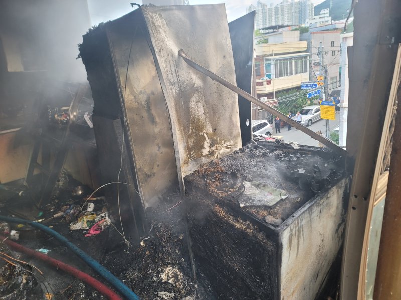 [부산=바카라사이트 비타임] 12일 오전 부산 사상구의 한 4층짜리 건물 3층 바카라사이트 비타임 거실에서 불이 났다. (사진=부산소방재난본부 제공) 2025.10.12. photo@newsis.com *재판매 및 DB 금지