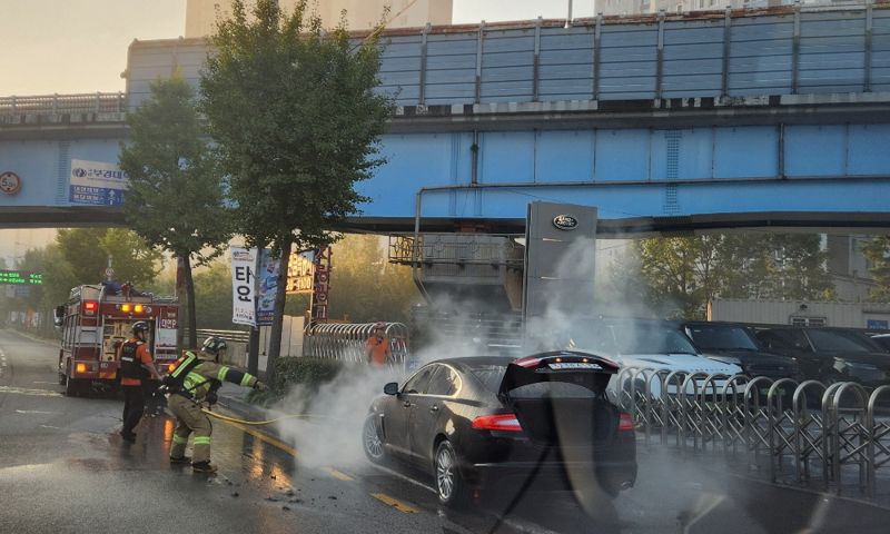 지난 11일 오전 7시께 부산 대연동 스피드 바카라 사이트 출입구 맥도날드 황령DT점 앞 도로에서 한 운전자가 몰고 있던 외제차 스피드 바카라 사이트에서 원인 모를 불이 나는 사고가 발생했다. 사진은 사고 현장에서 소방대원이 불을 끄고 있는 모습. 부산소방재난본부 제공